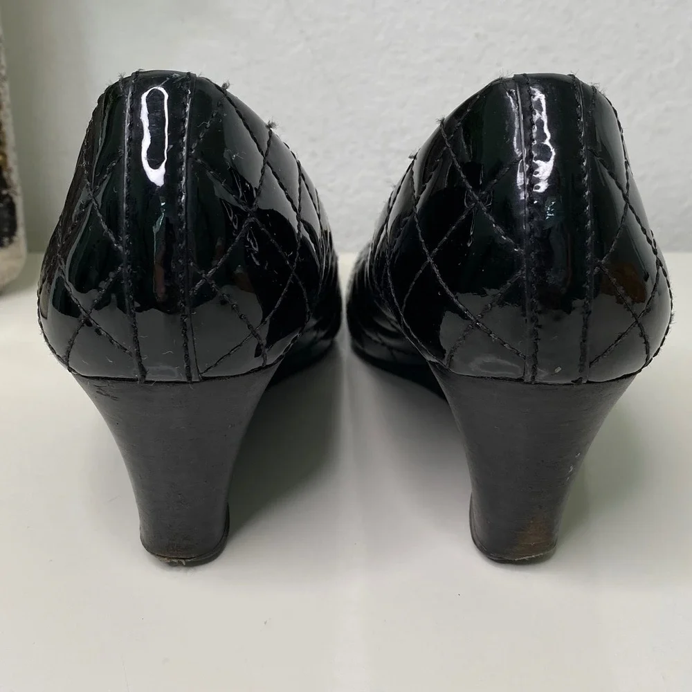 Tory Burch Black Patent Leather Quilted Wedge Heel Pumps Gold Logo Designer SZ 7